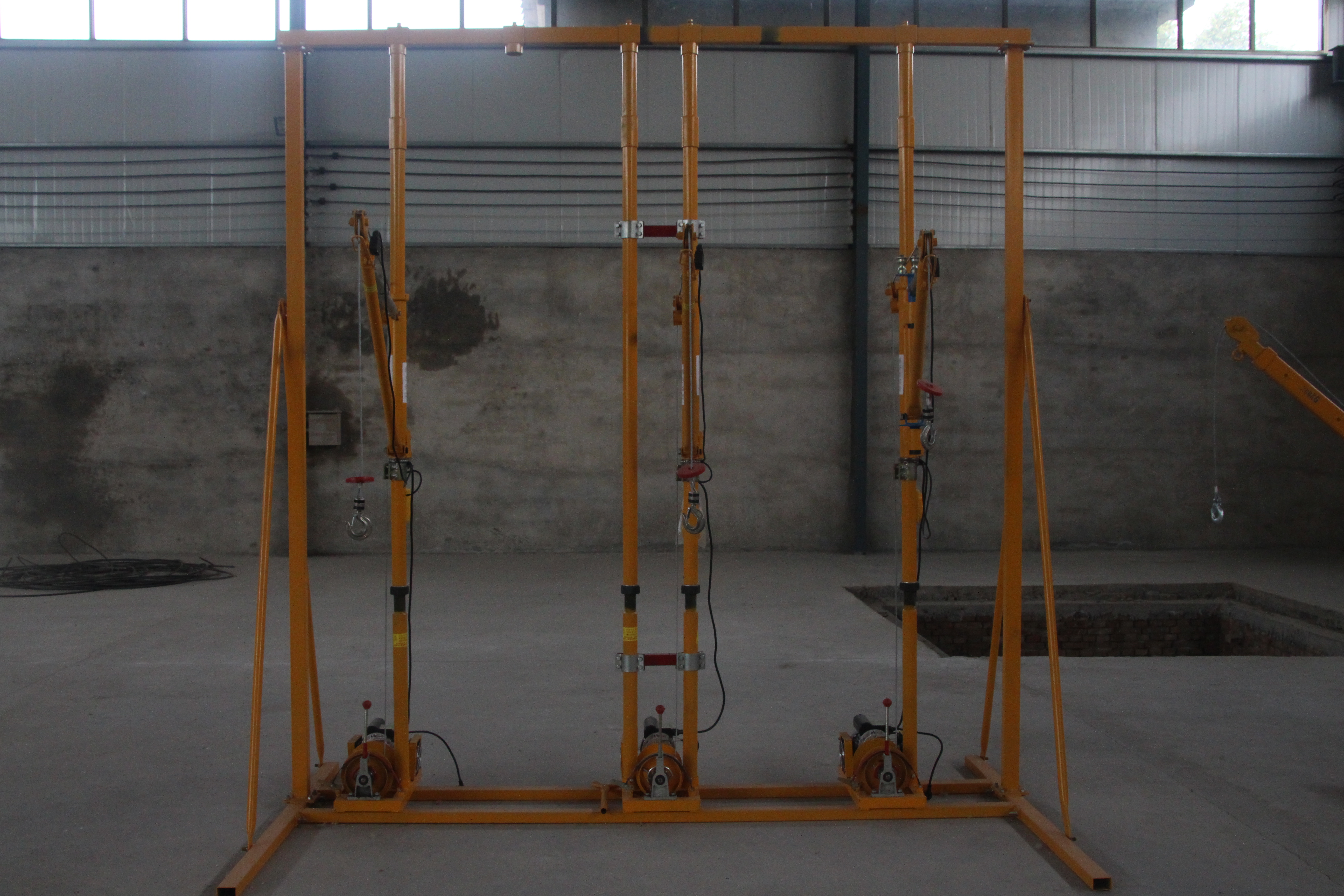 东弘起重，双柱吊运机的动力装置由电动机、减速器、离合器、制动器、绳筒及钢丝绳等组成。