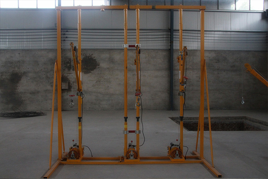 东弘起重，吊运机是一种可以调运换物的机器，分为转臂型吊运机、移动式吊运机、直进型吊运机、全角型。