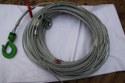 东弘起重，对日常使用的钢丝绳每天都应进行检查，包括对端部的固定连接，平衡滑轮处的检查，并作出安全性的叛断。 