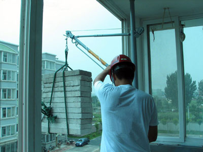 楼房装修使用单柱吊运机吊运